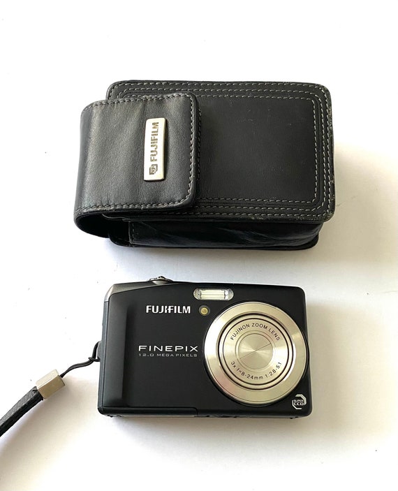 Vintage retro FUJIFILM F60 FD 12MP digital camera fuji film