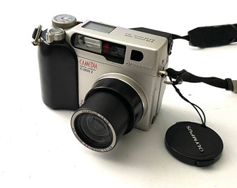 Vintage retro OLYMPUS C-2020Z Camedia digital camera 2.1MP