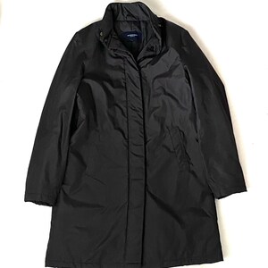 Könnte beinhalten: Eine schwarze Jacke mit langen Ärmeln, Stehkragen und Reißverschluss. Die Jacke hat eine einzelne Tasche auf der linken Seite und ein Etikett im Kragen, auf dem "Marciano" steht.