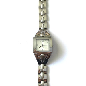 Vintage retro Y2k 00’s stainless steel GUCCI women’s designer watch