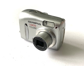 Vintage retro silver OLYMPUS camedia C-370 zoom digital camera