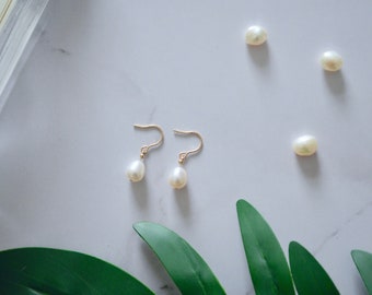 Tiny freshwater pearl earrings, 14K gold filled earrings, Minimalist Pearl Earrings, Pearl Drop Earrings, everyday