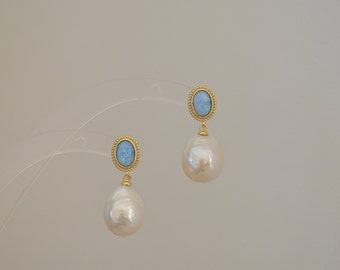 Boucles d'oreilles opale bleue et perle, or vermeil, plaqué or sur argent, boucles d'oreilles vintage, boucles d'oreilles tendance, boucles d'oreilles pendantes perle (stock en mai)