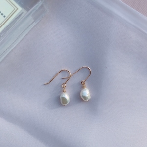 Baroque pearl earrings,Freshwater pearl earrings, 14K gold filled earrings, Minimalist Earrings, Pearl Drop Earrings, everyday earrings