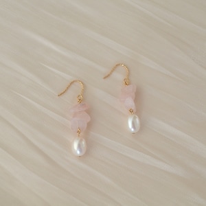 Orecchini di perle di quarzo rosa, orecchini pendenti di perle, orecchini delicati, orecchini pendenti, riempiti in oro 14k, regalo per lei