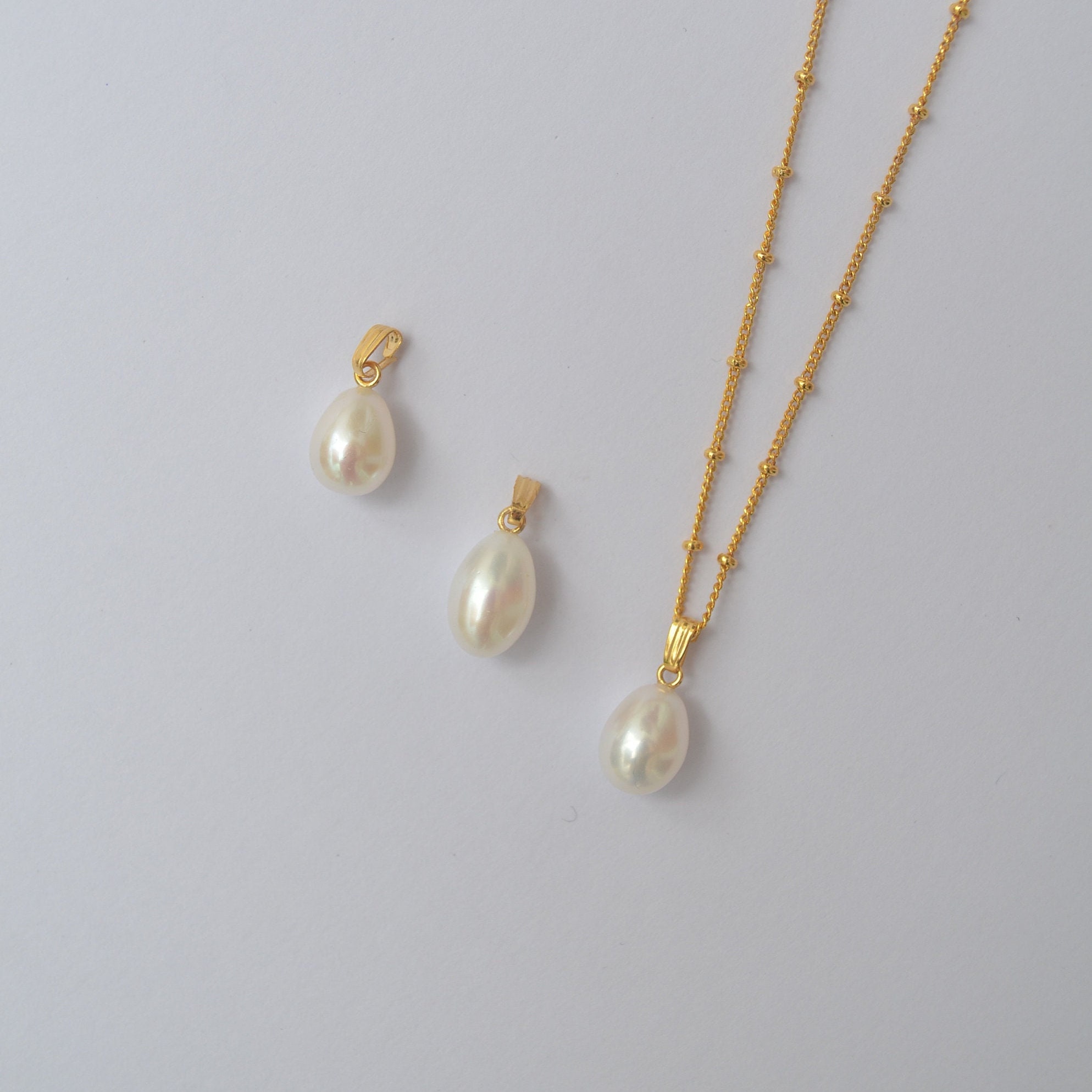 Gold Pearl Pendant Necklace for Women and Girls, Large Gold Pearl Pendant  Necklace for Women, Ladies Gold Necklace With a White Faux Pearl 