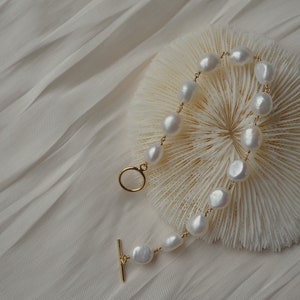 Baroque Pearl Toggle bracelet, Pearl Beaded Bracelet, 14k Gold Filled, Minimal Bracelet, Gift for her image 6