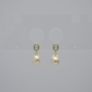 Può includere: Un paio di orecchini d'oro con una pietra di opale blu e una perla bianca.