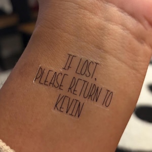 Bei Verlust bitte an die Abteilung für temporäre Tattoos zurückgeben. Geeignet für Kindersicherheit, Mädelsabende, Partys usw. (individuell anpassbar).