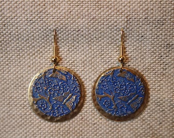 Pendientes colgantes azules y dorados