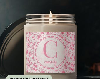 Vela de regalo con monograma para mujer, personalizada, con estética chinoiserie rosa, regalo de cumpleaños para mamá, hija, dama de honor, vela con nombre personalizado