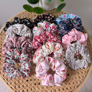 100% Cotton Handmade Scrunchie - Womens Hair Accessory Floral Ditsy Scrunchies afbeelding 1