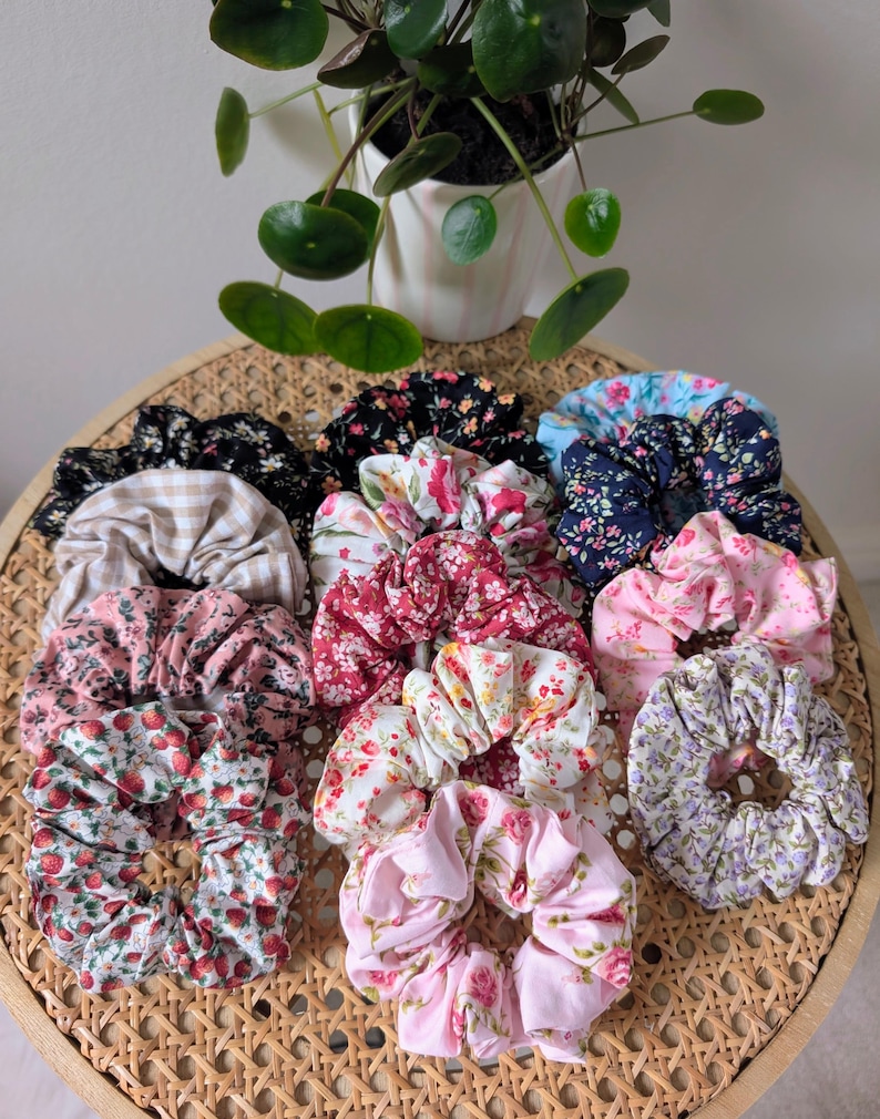 100% Cotton Handmade Scrunchie - Womens Hair Accessory Floral Ditsy Scrunchies afbeelding 1