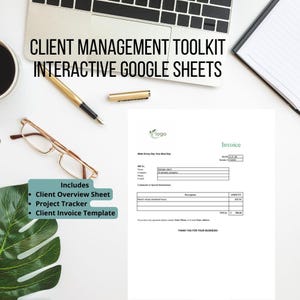 Puede incluir: Configuración de espacio de trabajo con portátil, bolígrafo, gafas y factura impresa. El texto dice "Client Management Toolkit Interactive Google Sheets". Incluye Client Overview Sheet, Project Tracker y Client Invoice Template. También se ven una taza de café y un bloc de notas.