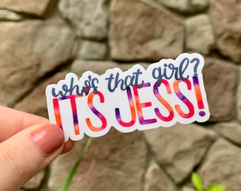 Wie is dat meisje? Het is Jess! | Nieuwe Girl Vinyl Sticker | Handgeschreven aquarel | Waterbestendig | Voor waterfles, laptop en meer |