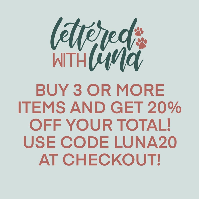 Op de afbeelding: Een promotionele afbeelding met de tekst "lettered with luna" in teal en rood. De tekst "KOOP 3 OF MEER ARTIKELEN EN KRIJG 20% KORTING OP UW TOTAAL! GEBRUIK CODE LUNA20 BIJ HET AFREKENEN!" wordt ook in het rood weergegeven.