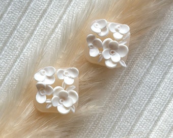 Boucles d’oreilles nuptiales fleurs blanches | boucles d'oreilles de mariage | boucles d'oreilles en argile polymère