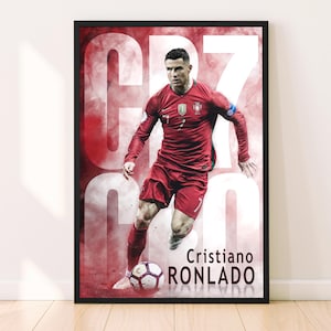 Puede incluir: Una camiseta de f&uacute;tbol roja y blanca con el n&uacute;mero 7 en la parte delantera. La camiseta tiene la bandera portuguesa en el pecho y el texto "Cristiano Ronaldo" en la parte inferior. El jugador lleva la camiseta y sostiene un bal&oacute;n de f&uacute;tbol.