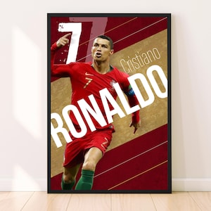 Pu&ograve; includere: Un poster con Cristiano Ronaldo, un calciatore portoghese, che indossa una maglia rossa e verde con il numero 7. Il poster ha uno sfondo rosso e oro con il testo "Cristiano Ronaldo" in bianco.