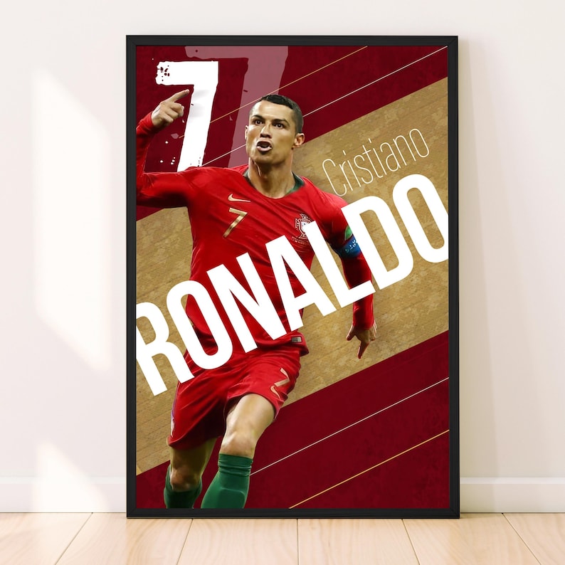 Pu&ograve; includere: Un poster con Cristiano Ronaldo, un calciatore portoghese, che indossa una maglia rossa e verde con il numero 7. Il poster ha uno sfondo rosso e oro con il testo "Cristiano Ronaldo" in bianco.
