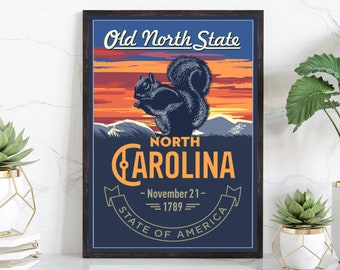 Puede incluir: Un póster de estilo vintage con fondo azul que presenta una ardilla negra frente a una puesta de sol. El texto dice "Old North State", "North Carolina", "November 21 - 1789", "State of America".
