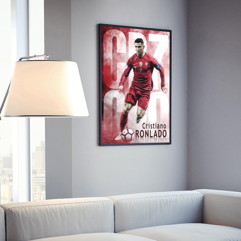 Puede incluir: Un p&oacute;ster en blanco y negro con un jugador de f&uacute;tbol con una camiseta roja y el texto "Cristiano Ronaldo" en la parte inferior.