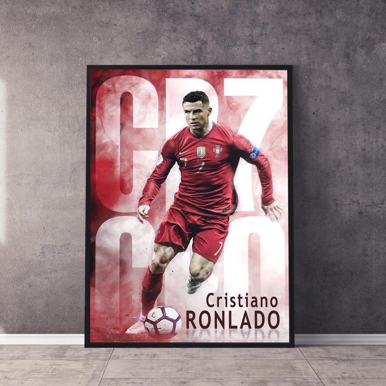 Puede incluir: Un p&oacute;ster rojo y blanco con un jugador de f&uacute;tbol con una camiseta roja con el n&uacute;mero 7 en la espalda. El jugador est&aacute; regateando un bal&oacute;n de f&uacute;tbol. El texto "Cristiano Ronaldo" est&aacute; impreso en blanco en la parte inferior del p&oacute;ster.