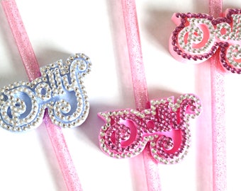 Op de afbeelding: Drie roze glitterende rietjes, elk voorzien van een decoratieve topper in de vorm van het woord "party" in cursief schrift. De toppers zijn versierd met kleine, sprankelende strass-steentjes in lichtblauw, donkerroze en lichtroze.