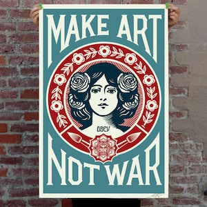 Peut inclure: Une affiche rectangulaire sur fond bleu sarcelle avec le texte MAKE ART NOT WAR en blanc. Un emblème circulaire rouge central contient une illustration stylisée d'une personne aux cheveux sombres et roses, avec le mot OBEY imprimé en dessous.