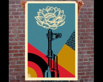 Affiche Shepard Fairey (OBEY) - SIGNÉE - AK47 Lotus - 2024 - Open Edition Grand Format