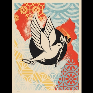 Op de afbeelding: Een prent met een witte duif die een takje met doornen draagt, tegen een zwarte cirkel. De achtergrond is een collage van rode, blauwe en gele geometrische patronen en penseelstreken. De prent is gesigneerd en genummerd.