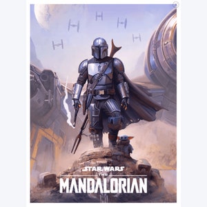 Puede incluir: Un Mandaloriano azul y plateado con una capa se encuentra de pie sobre una superficie rocosa con una pequeña criatura verde a su lado. El fondo presenta un paisaje desértico con una gran nave espacial y varios cazas TIE en el cielo. El texto "STAR WARS THE MANDALORIAN" se muestra en la parte inferior de la imagen.