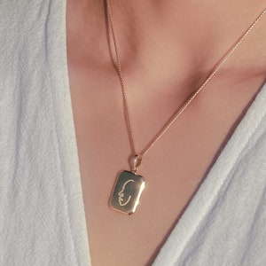 Collier délicat plaqué or 18 carats - chaîne dorée de 40 cm en argent vermeil doré 925 - pendentif avec visage gravé - LOVINA or