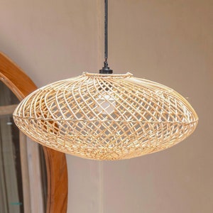 Rattan Lampenschirm – Boho Pendelleuchte – Deckenlampe Natur– Lampe Scheibenförmig – Flache handgeflochtene Deckenleuchte (Ø 40 cm) ARANA