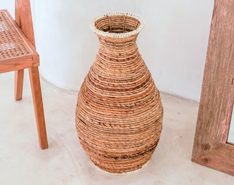 Vaso boho intrecciato TUMBAK in fibra di banana e rafia