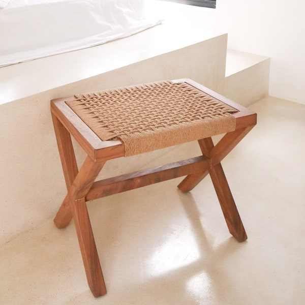 Grand tabouret INDRA en bois trembesi avec pieds en forme de X et assise en papier recyclé tressé