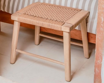 Grand tabouret SUNDA (bois clair) en bois trembesi avec une assise en papier recyclé tissé