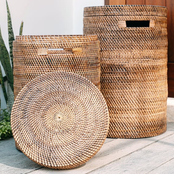 Wäschekorb mit Deckel – Großer Geflochtener Korb – Brauner Boho Aufbewahrungskorb rund – Rattan Dekokorb (2 Größen Ø 36/40 cm) SARI (braun)