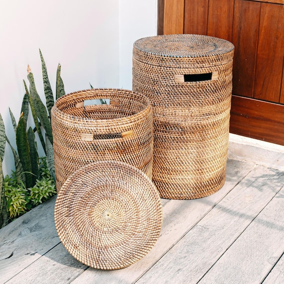 Wäschekorb mit Deckel – Großer Geflochtener Korb – Brauner Boho Aufbewahrungskorb rund – Rattan Dekokorb (2 Größen Ø 36/40 cm) SARI (braun)