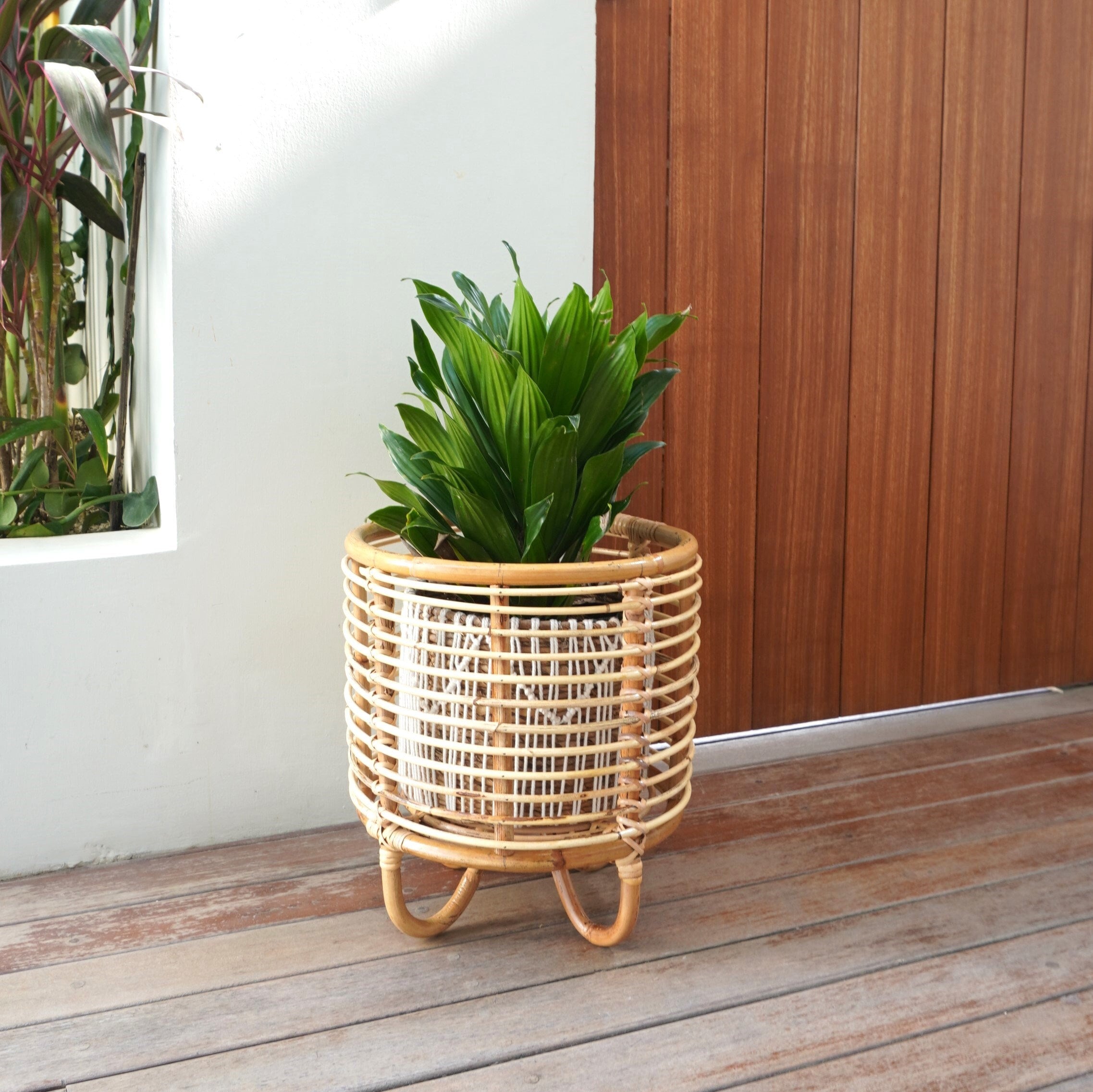 Supporto per piante in rattan con gambe in rattan intrecciato
