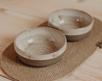 Hundenapf-Set aus Keramik mit Jute-Haustierteppich. Moderne Futternäpfe mit Hundefuttermatte. Hundenapf-Tischset aus Jute. Futter- oder Wassernapf aus Steinzeug.