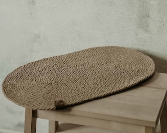 Braided Jute Dog Bowl Rug: Eco-Friendly Pet Placemat (45 x 26 cm)