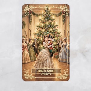 Pu&ograve; includere: Illustrazione di carta dei tarocchi con una donna in abito color crema che abbraccia uno schiaccianoci. Lo sfondo mostra un albero di Natale decorato e persone in abiti d'epoca. La carta recita "FOUR OF WANDS".