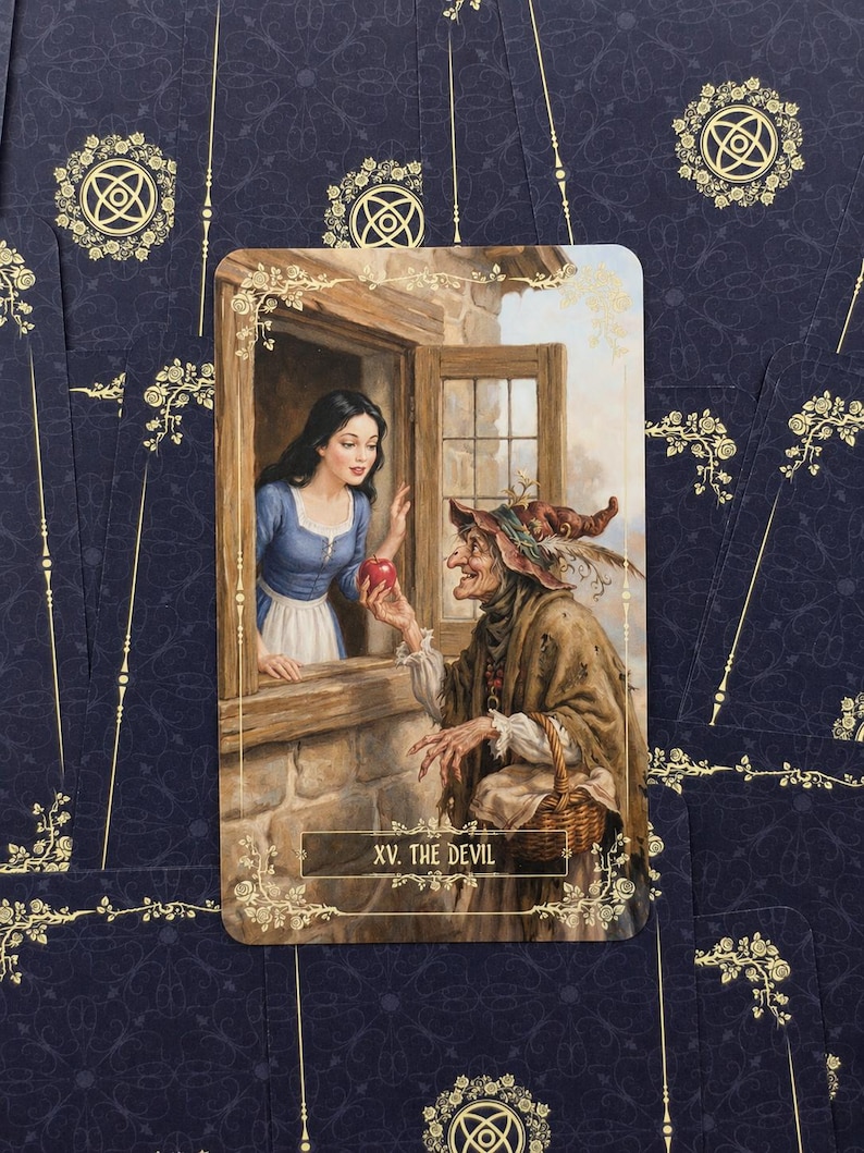 Pu&ograve; includere: Una carta dei tarocchi raffigurante una scena con una donna in abito blu e una strega che offre una mela rossa. La carta &egrave; intitolata "XV. THE DEVIL" ed &egrave; ambientata su uno sfondo blu scuro con motivi floreali dorati.
