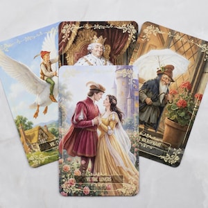 Pu&ograve; includere: Un set di carte dei tarocchi con illustrazioni dettagliate. Le carte raffigurano scene con figure in abiti medievali, tra cui un re, una coppia e un uomo con un ombrello. La carta centrale recita "VI. THE LOVERS."