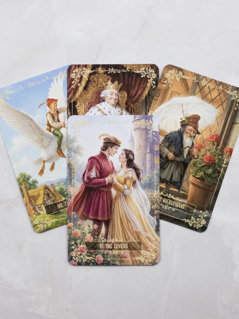 Pu&ograve; includere: Un set di carte dei tarocchi con illustrazioni dettagliate. Le carte raffigurano scene con figure in abiti medievali, tra cui un re, una coppia e un uomo con un ombrello. La carta centrale recita "VI. THE LOVERS."