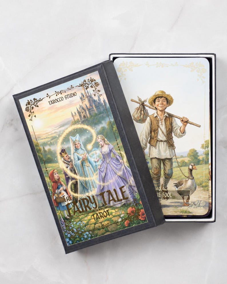 Pu&ograve; includere: Un mazzo di tarocchi intitolato "The Fairy Tale Tarot" in una scatola nera. La scatola presenta un'illustrazione colorata di personaggi delle fiabe e un castello. Una carta mostra un giovane con un'oca. Il mazzo &egrave; di Tarocco Studio.