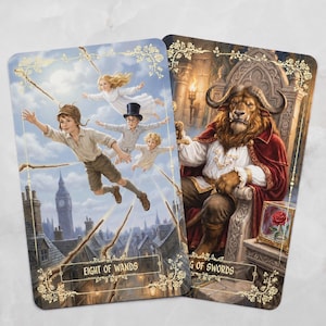 Pu&ograve; includere: Due carte dei tarocchi illustrate. Una mostra Peter Pan e bambini che volano sopra Londra, con la scritta "Eight of Wands". L'altra raffigura una bestia con un mantello rosso, con la scritta "King of Swords".