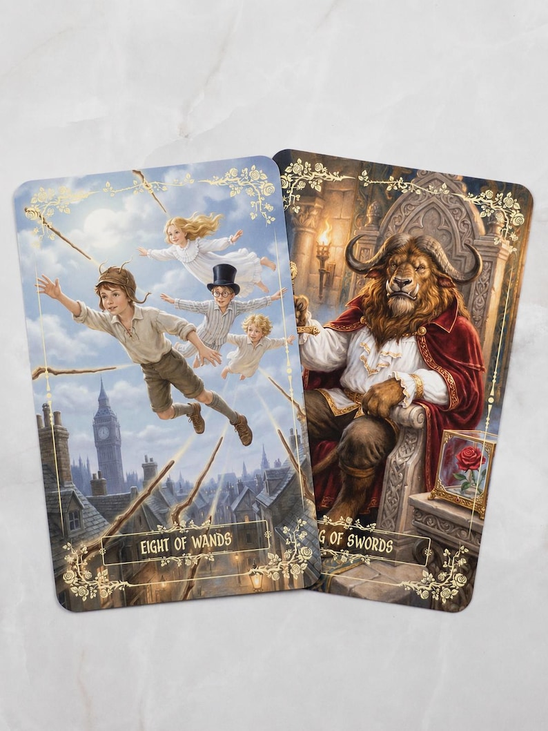 Pu&ograve; includere: Due carte dei tarocchi illustrate. Una mostra Peter Pan e bambini che volano sopra Londra, con la scritta "Eight of Wands". L'altra raffigura una bestia con un mantello rosso, con la scritta "King of Swords".
