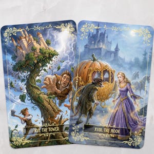 Pu&ograve; includere: Due carte dei tarocchi con illustrazioni fantasy. Una carta mostra una torre colpita da un fulmine, con la scritta "XVI. THE TOWER". L'altra raffigura una donna in abito viola, una carrozza a zucca e il testo "XVIII. THE MOON."